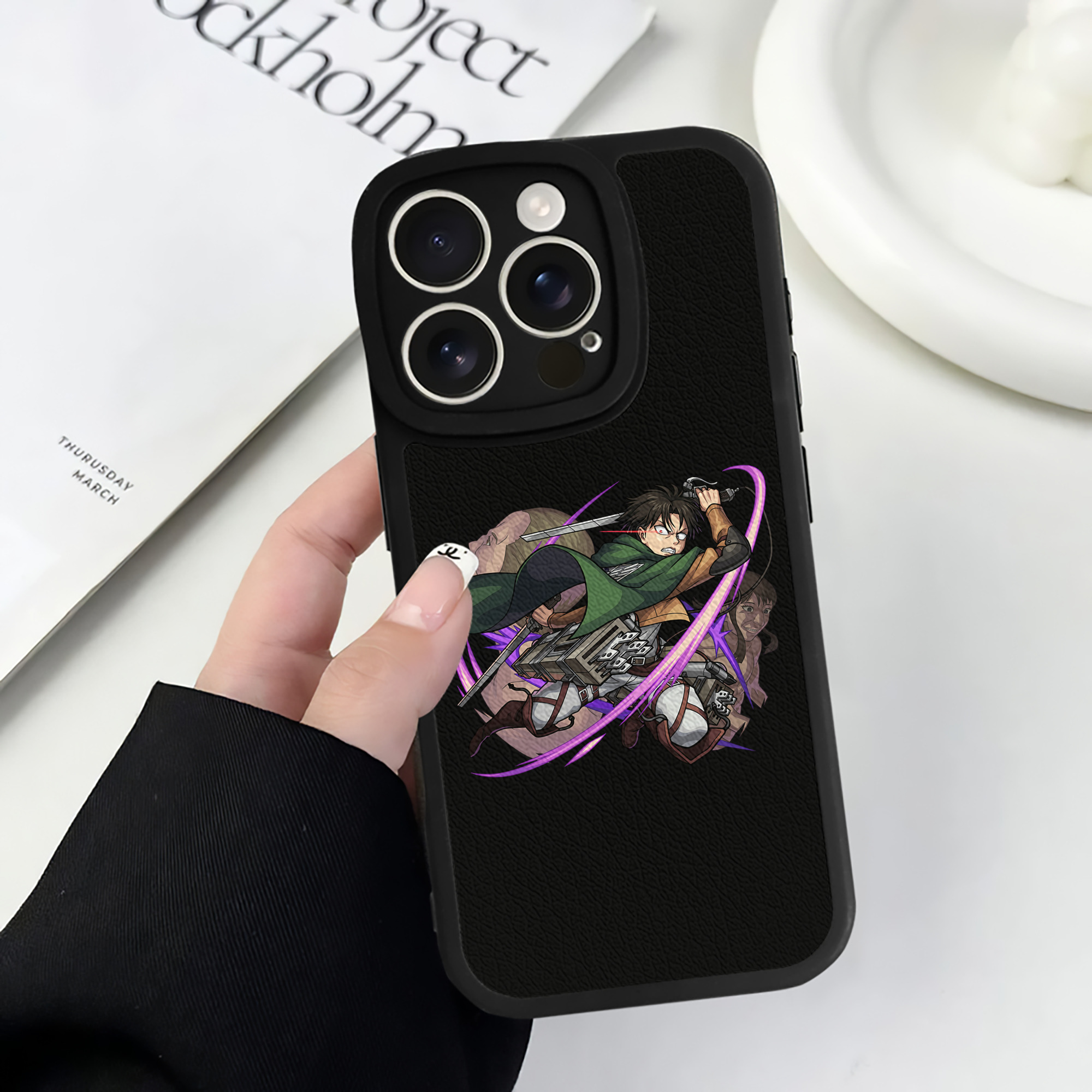 （画像用） 進撃の巨人 リヴァイ·アッカーマン Attack on Titan Levi Ackerman 【iPhone 16シリーズ対応】シリコンスマホケース（レザー調） 材質：シリコン